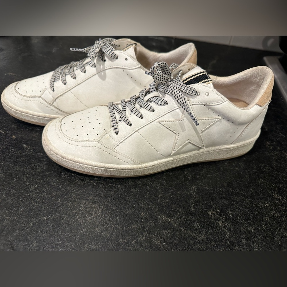 Shu shop white tennis shoes